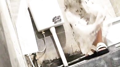 厕拍大神砍人收费电报群最新流出无门女厕全景偷拍两个年轻美眉尿尿长裙妹子对着镜头笑嘻嘻